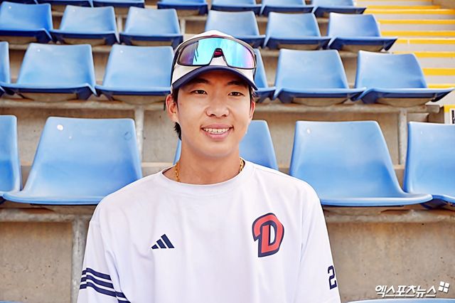 두산 베어스 외야수 김민석이 호주 블랙타운 스프링캠프에서 취재진과 인터뷰에 응하고 있다. 블랙타운, 김근한 기자