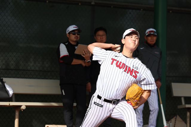 LG 투수 허용주는 2025시즌 LG 비밀병기로 많은 기대를 받고 있다. 194㎝ 큰 키와 최고 155㎞ 강속구까지 여러 가지 장점이 많은 투수다. LG 트윈스