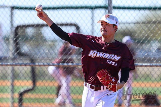 ​​키움 투수 원종현은 4년 25억원 전액 보장을 받으며 FA 이적했다. 다만, 부상에 발목이 잡혀 제 기량을 보여주지 못했다. 선수 개인과 팀 모두에 중요할 2025시즌이다. 키움 히어로즈