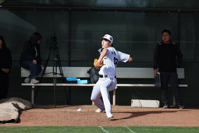 LG 투수 허용주는 2025시즌 LG 비밀병기로 많은 기대를 받고 있다. 194㎝ 큰 키와 최고 155㎞ 강속구까지 여러 가지 장점이 많은 투수다. LG 트윈스