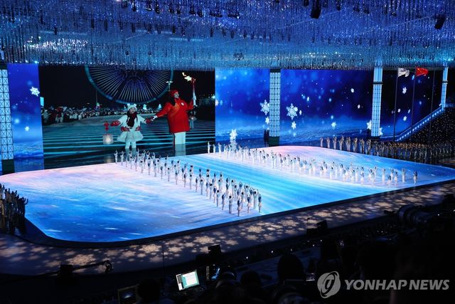 7일 중국 하얼빈 국제 컨벤션 전시 스포츠센터에서 열린 제9회 하얼빈 동계아시안게임 개회식에서 성화 점화 영상이 나오고 있다. 연합뉴스