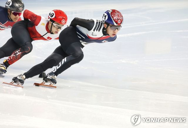 한국 쇼트트랙 국가대표 박지원이 7일 중국 하얼빈 헤이룽장 빙상훈련센터 다목적홀에서 열린 2025 하얼빈 동계아시안게임 쇼트트랙 남자 1500m 준준결승에서 선두로 질주하고 있다. 연합뉴스