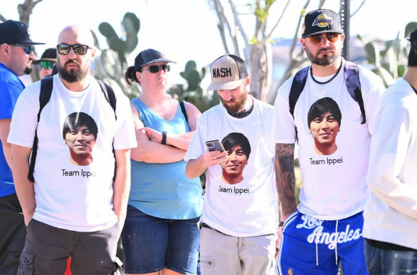 빚쟁이들이 오타니 쇼헤이의 전 통역인 미즈하라 잇페이에게 도박 빚을 받아내기 위해 그의 얼굴이 들어간 티셔츠를 입고 LA 다저스의 애리조나 캠프에 나타났던 것으로 알려졌다. SNS