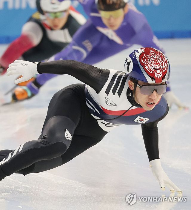 한국 쇼트트랙 국가대표 박지원이 7일 중국 하얼빈 헤이룽장 빙상훈련센터 다목적홀에서 열린 2025 하얼빈 동계아시안게임 쇼트트랙 남자 500m 예선에서 선두로 달리고 있다. 연합뉴스