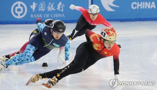 중국 쇼트트랙 국가대표 린샤오쥔이 7일 중국 하얼빈 헤이룽장 빙상훈련센터 다목적홀에서 열린 2025 하얼빈 동계아시안게임 쇼트트랙 남자 1500m 준준결승에서 선두로 질주하고 있다. 연합뉴스
