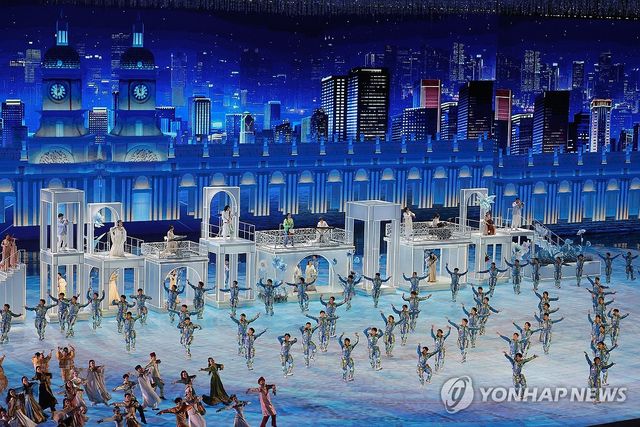7일 중국 하얼빈 국제 컨벤션 전시 스포츠센터에서 열린 제9회 하얼빈 동계아시안게임 개회식에서 축하 공연이 펼쳐지고 있다. 연합뉴스