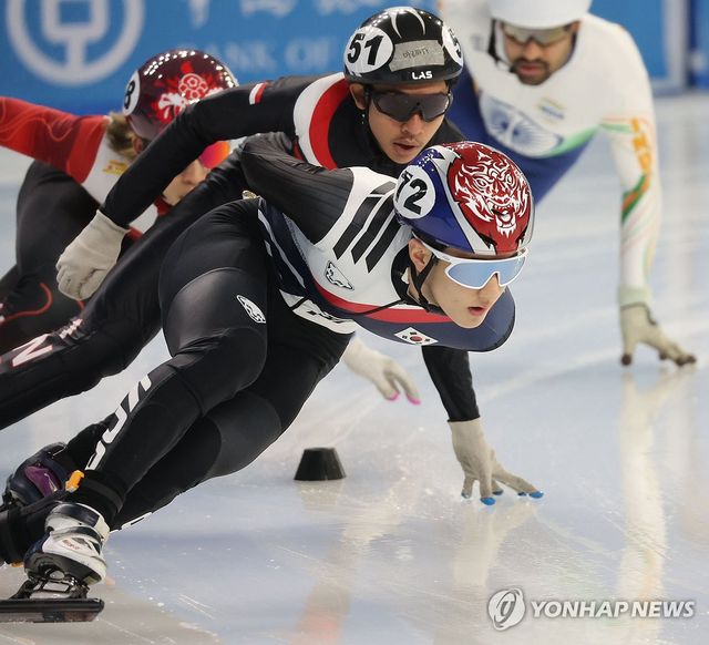 한국 쇼트트랙 국가대표 장성우가 7일 중국 하얼빈 헤이룽장 빙상훈련센터 다목적홀에서 열린 2025 하얼빈 동계아시안게임 쇼트트랙 남자 1000m 예선에서 선두로 달리고 있다. 연합뉴스