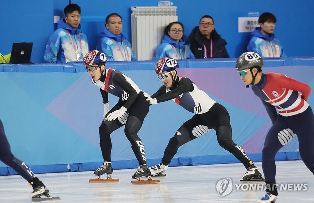 한국 남자 쇼트트랙 국가대표 장성우가 7일 중국 하얼빈 헤이룽장 빙상훈련센터 다목적홀에서 열린 2025 하얼빈 동계아시안게임 쇼트트랙 혼성 2000m 계주 준결승에서 다음 주자인 박지원을 밀어주며 바통 터치하고 있다. 연합뉴스