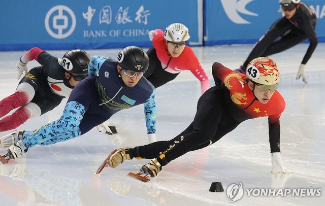 중국 쇼트트랙 국가대표 린샤오쥔이 7일 중국 하얼빈 헤이룽장 빙상훈련센터 다목적홀에서 열린 2025 하얼빈 동계아시안게임 쇼트트랙 남자 1500m 준준결승에서 선두로 질주하고 있다. 연합뉴스