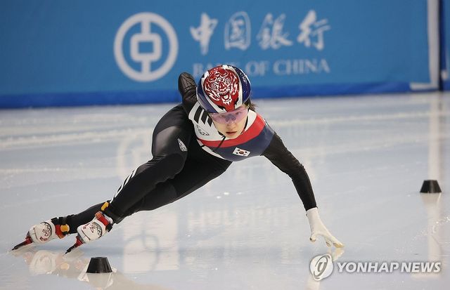 한국 쇼트트랙 국가대표 최민정이 7일 중국 하얼빈 헤이룽장 빙상훈련센터 다목적홀에서 열린 2025 하얼빈 동계아시안게임 쇼트트랙 여자 500m 예선에서 선두로 역주하고 있다. 연합뉴스