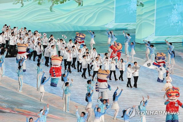 7일 중국 하얼빈 국제 컨벤션 전시 스포츠센터에서 열린 제9회 하얼빈 동계아시안게임 개회식에서 대한민국 선수단이 입장하고 있다. 연합뉴스