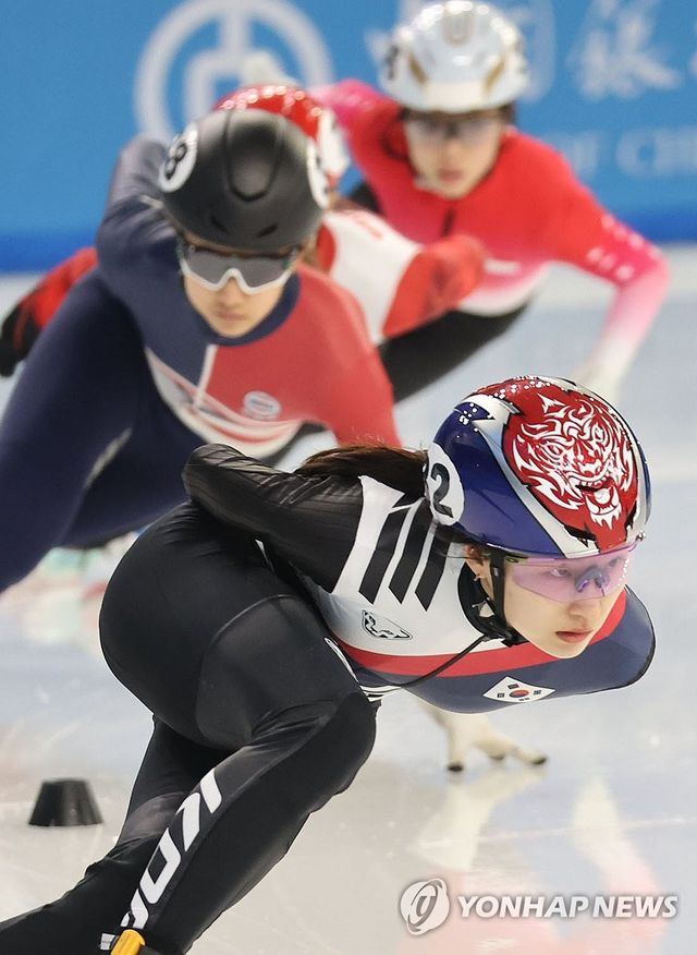 한국 쇼트트랙 국가대표 최민정이 7일 중국 하얼빈 헤이룽장 빙상훈련센터 다목적홀에서 열린 2025 하얼빈 동계아시안게임 쇼트트랙 여자 1000m 예선에서 선두로 달리고 있다. 연합뉴스