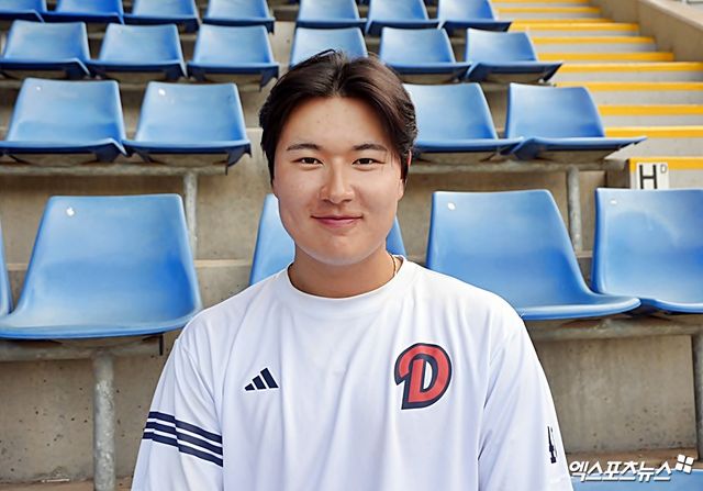 두산 베어스 내야수 김동준이 호주 블랙타운 스프링캠프에서 취재진과 인터뷰에 응하고 있다. 블랙타운, 김근한 기자