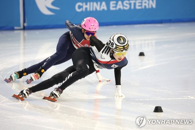 한국 쇼트트랙 국가대표 김길리가 7일 중국 하얼빈 헤이룽장 빙상훈련센터 다목적홀에서 열린 2025 하얼빈 동계아시안게임 쇼트트랙 여자 1500m 준준결승에서 선두로 질주하고 있다. 연합뉴스