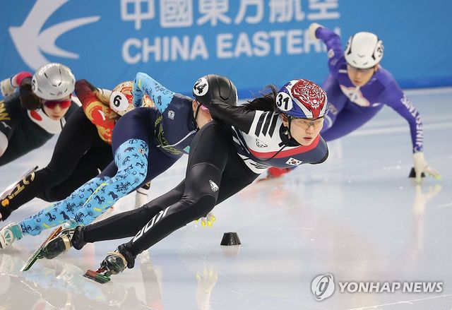 한국 쇼트트랙 국가대표 심석희가 7일 중국 하얼빈 헤이룽장 빙상훈련센터 다목적홀에서 열린 2025 하얼빈 동계아시안게임 쇼트트랙 여자 1000m 예선에서 선두로 달리고 있다. 연합뉴스