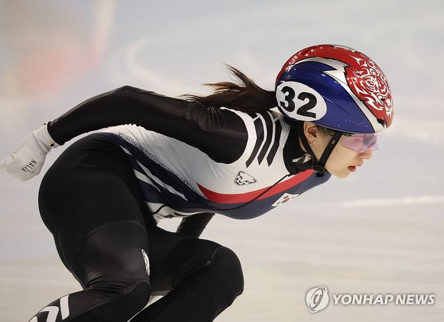 한국 쇼트트랙 국가대표 최민정이 7일 중국 하얼빈 헤이룽장 빙상훈련센터 다목적홀에서 열린 2025 하얼빈 동계아시안게임 쇼트트랙 여자 500m 예선에서 선두로 역주하고 있다. 연합뉴스