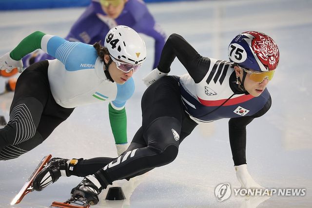 한국 쇼트트랙 국가대표 김건우가 7일 중국 하얼빈 헤이룽장 빙상훈련센터 다목적홀에서 열린 2025 하얼빈 동계아시안게임 쇼트트랙 남자 1000m 예선에서 선두로 달리고 있다. 연합뉴스