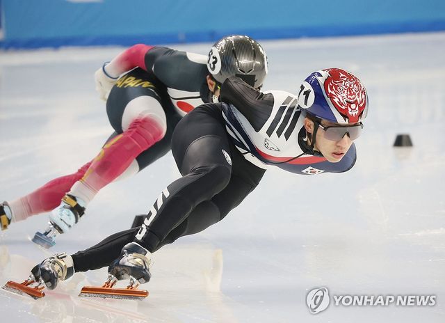 한국 쇼트트랙 국가대표 박지원이 7일 중국 하얼빈 헤이룽장 빙상훈련센터 다목적홀에서 열린 2025 하얼빈 동계아시안게임 쇼트트랙 남자 1000m 예선에서 선두로 달리고 있다. 연합뉴스