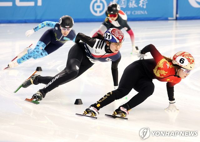 한국 쇼트트랙 국가대표 심석희가 7일 중국 하얼빈 헤이룽장 빙상훈련센터 다목적홀에서 열린 2025 하얼빈 동계아시안게임 쇼트트랙 여자 1500m 준준결승에서 2위로 달리고 있다. 연합뉴스