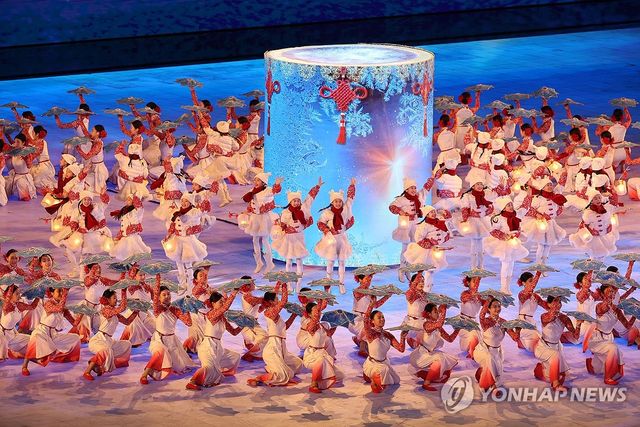 7일 중국 하얼빈 국제 컨벤션 전시 스포츠센터에서 열린 제9회 하얼빈 동계아시안게임 개회식에서 개막 공연이 펼쳐지고 있다. 연합뉴스
