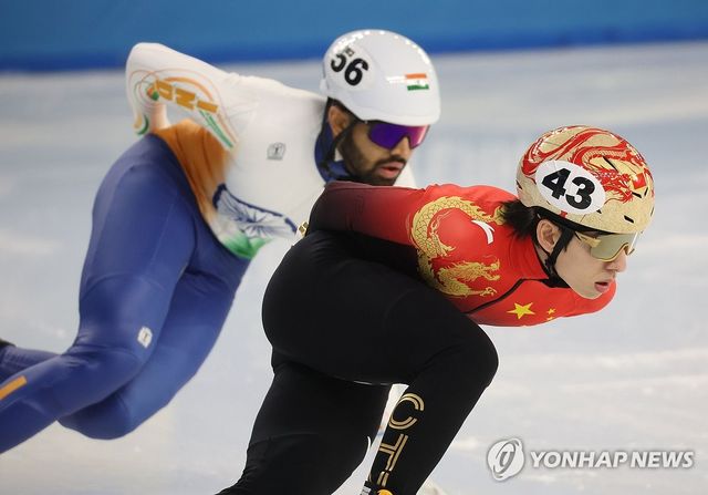 중국 쇼트트랙 국가대표 린샤오쥔이 7일 중국 하얼빈 헤이룽장 빙상훈련센터 다목적홀에서 열린 2025 하얼빈 동계아시안게임 쇼트트랙 남자 1000m 예선에서 선두로 달리고 있다. 연합뉴스