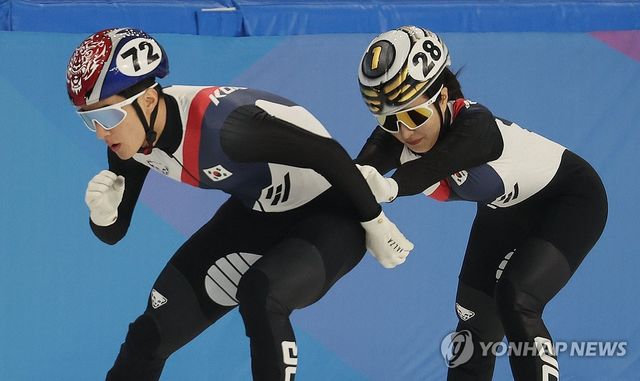 한국 여자 쇼트트랙 국가대표 김길리가 7일 중국 하얼빈 헤이룽장 빙상훈련센터 다목적홀에서 열린 2025 하얼빈 동계아시안게임 쇼트트랙 혼성 2000m 계주 준결승에서 다음 주자인 남자 선수 장성우를 밀어주며 바통 터치하고 있다. 연합뉴스