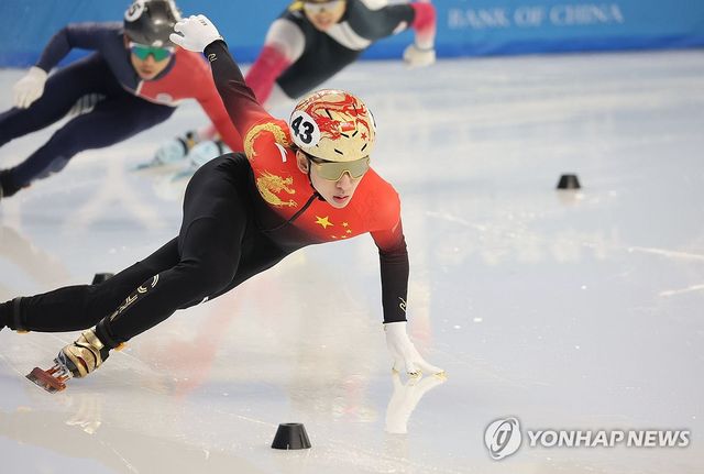 중국 쇼트트랙 국가대표 린샤오쥔이 7일 중국 하얼빈 헤이룽장 빙상훈련센터 다목적홀에서 열린 2025 하얼빈 동계아시안게임 쇼트트랙 남자 500m 예선에서 선두로 질주하고 있다. 연합뉴스
