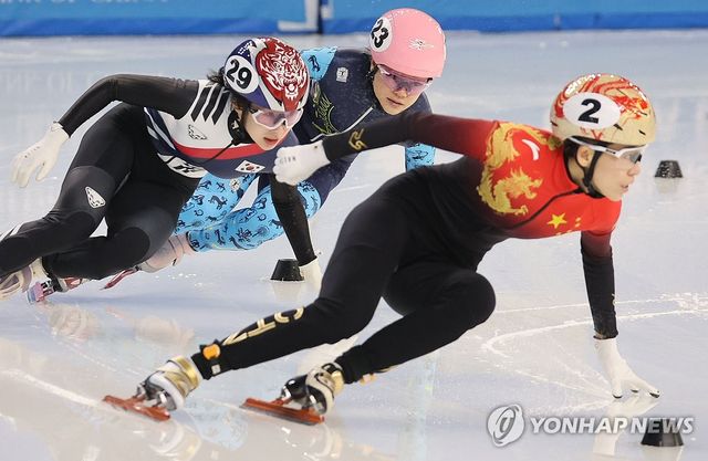 중국 판커신과 한국 이소연이 7일 중국 하얼빈 헤이룽장 빙상훈련센터 다목적홀에서 열린 2025 하얼빈 동계아시안게임 쇼트트랙 여자 500m 예선에서 각각 1, 2위로 달리고 있다. 연합뉴스