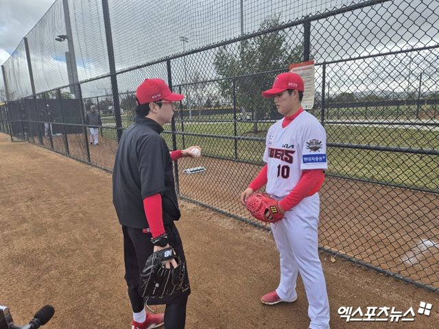 KIA 타이거즈 양현종(왼쪽)이 6일(현지시간) 미국 캘리포니아주 어바인의 그레이트 파크 야구장에서 진행된 스프링캠프 훈련 중 후배 투수 김태형에게 조언을 건네는 모습. 사진 엑스포츠뉴스