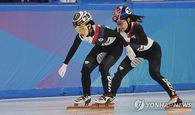 한국 여자 쇼트트랙 국가대표 최민정이 7일 중국 하얼빈 헤이룽장 빙상훈련센터 다목적홀에서 열린 2025 하얼빈 동계아시안게임 쇼트트랙 혼성 2000m 계주 준결승에서 다음 주자인 김길리를 밀어주며 바통 터치하고 있다. 연합뉴스