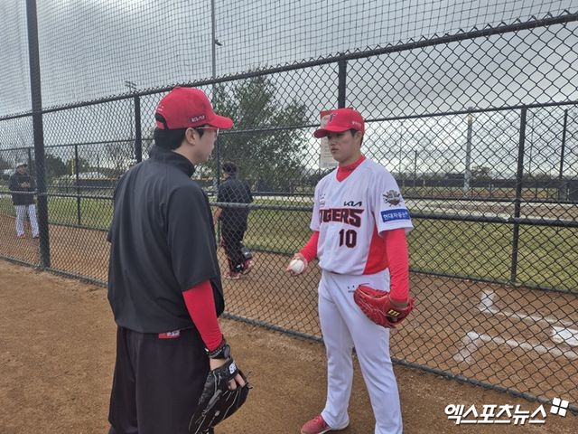 KIA 타이거즈 양현종(왼쪽)이 6일(현지시간) 미국 캘리포니아주 어바인의 그레이트 파크 야구장에서 진행된 스프링캠프 훈련 중 후배 투수 김태형에게 조언을 건네는 모습. 사진 엑스포츠뉴스