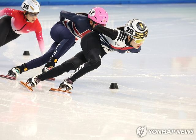 한국 쇼트트랙 국가대표 김길리가 7일 중국 하얼빈 헤이룽장 빙상훈련센터 다목적홀에서 열린 2025 하얼빈 동계아시안게임 쇼트트랙 여자 1500m 준준결승에서 선두로 질주하고 있다. 연합뉴스