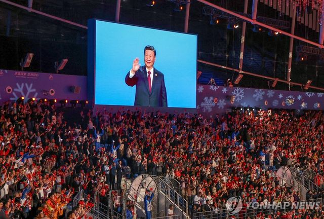 7일 중국 하얼빈 국제 컨벤션 전시 스포츠센터에서 열린 제9회 하얼빈 동계아시안게임 개회식에서 시진핑 중국 국가주석이 손을 흔드는 모습이 전광판에 나오고 있다. 연합뉴스