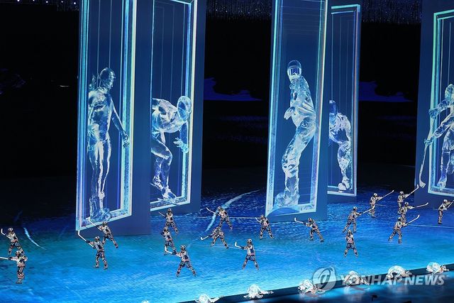 7일 중국 하얼빈 국제 컨벤션 전시 스포츠센터에서 열린 제9회 하얼빈 동계아시안게임 개회식에서 축하 공연이 펼쳐지고 있다. 연합뉴스