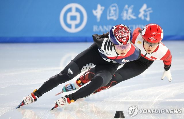 한국 쇼트트랙 국가대표 최민정이 7일 중국 하얼빈 헤이룽장 빙상훈련센터 다목적홀에서 열린 2025 하얼빈 동계아시안게임 쇼트트랙 여자 1500m 준준결승에서 선두로 질주하고 있다. 연합뉴스