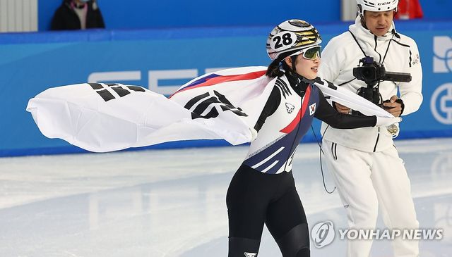 8일 중국 하얼빈 헤이룽장 빙상훈련센터 다목적홀에서 열린 하얼빈 동계아시안게임 쇼트트랙 여자 1500m 결승에서 김길리가 금메달을 따낸 뒤 기뻐하고 있다. 연합뉴스