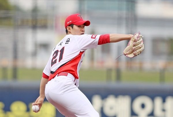 KIA 타이거즈 투수 김사윤이 2025시즌 연봉 4000만 원에 재계약 도장을 찍었다. KIA 타이거즈