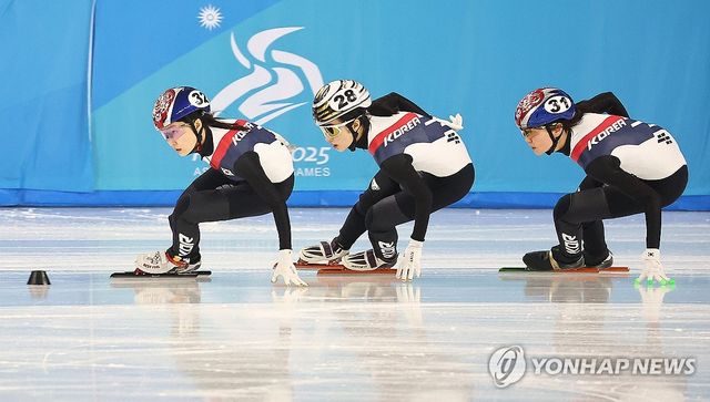 8일 중국 하얼빈 헤이룽장 빙상훈련센터 다목적홀에서 열린 하얼빈 동계아시안게임 쇼트트랙 여자 1500ｍ 준결승 경기에서 최민정(왼쪽부터), 김길리, 심석희가 나란히 달리고 있다. 결과는 세 명 모두 결승 진출. 연합뉴스