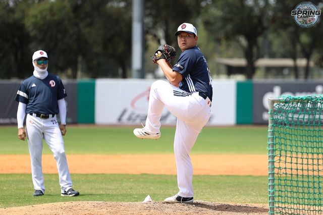 두산 베어스 투수 권휘가 호주 블랙타운 스프링캠프에서 투구 훈련에 임하고 있다. 두산 베어스