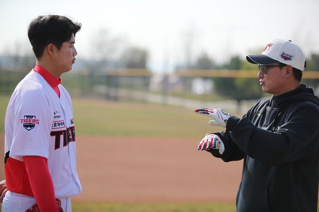 정재훈(오른쪽) KIA 타이거즈 1군 메인 투수코치가 미국 캘리포니아주 오렌지카운티 어바인에서 진행 중인 스프링캠프 기간 신인 투수 김태형을 지도하는 모습. 사진 KIA 타이거즈