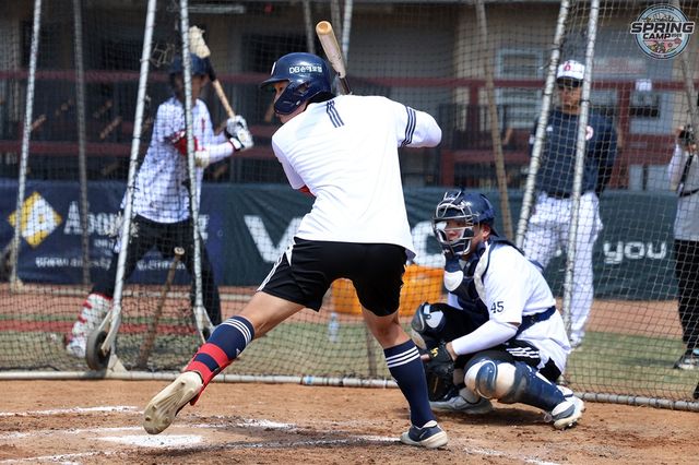 두산 베어스 외야수 강현구가 호주 블랙타운 스프링캠프에서 훈련을 소화하고 있다. 두산 베어스