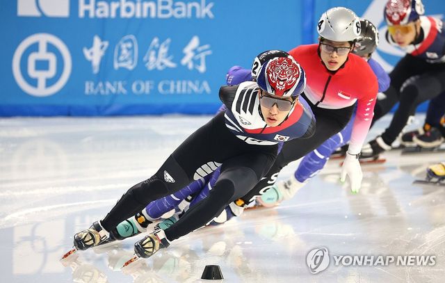 8일 중국 하얼빈 헤이룽장 빙상훈련센터 다목적홀에서 열린 하얼빈 동계아시안게임 쇼트트랙 남자 1500ｍ 준결승 경기에서 박지원이 역주하고 있다. 연합뉴스
