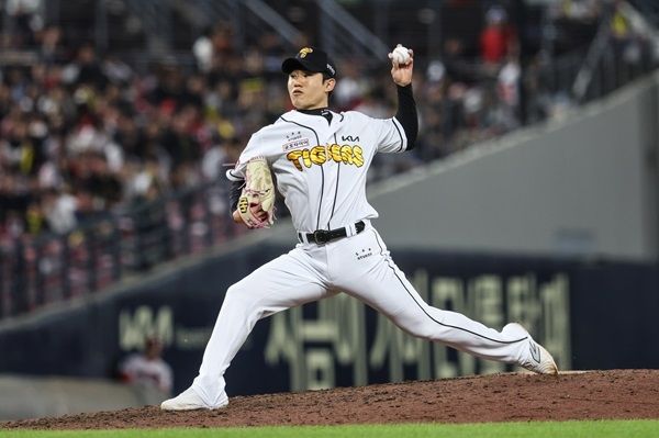 KIA 타이거즈 투수 김사윤이 2025시즌 연봉 4000만 원에 재계약 도장을 찍었다. KIA 타이거즈