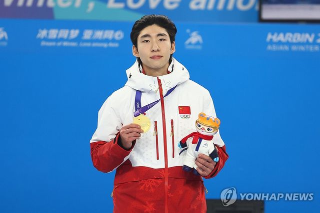8일 중국 하얼빈 헤이룽장 빙상훈련센터 다목적홀에서 열린 하얼빈 동계아시안게임 쇼트트랙 남자 500m 시상식에서 금메달을 차지한 중국 린샤오쥔(한국명 임효준)이 메달과 마스코트 인형을 들어보이고 있다. 연합뉴스