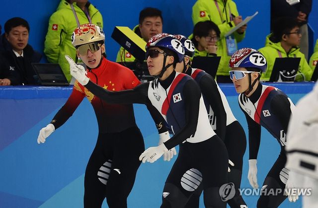 8일 중국 하얼빈 헤이룽장 빙상훈련센터 다목적홀에서 열린 하얼빈 동계아시안게임 쇼트트랙 남자 1,500m 결승에서 박지원이 결승선을 통과하고 있다. 왼쪽은 중국 린샤오쥔(한국명 임효준). 연합뉴스