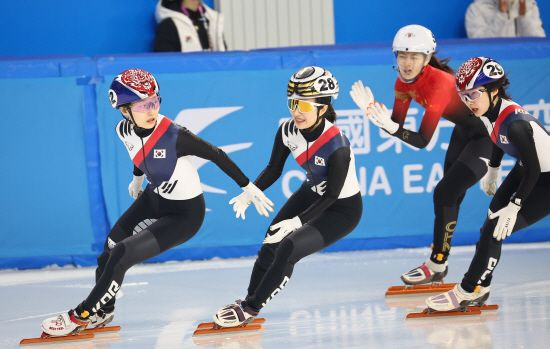최민정은 8일 중국 하얼빈 헤이룽장 빙상훈련센터 다목적홀에서 열린 2025 하얼빈 동계아시안게임 쇼트트랙 여자 500m 결승에서 43초016으로 결승선을 통과해 가장 먼저 들어왔다. 최민정은 이날 앞서 열린 혼성계주 2000m 금메달에 이어 2관왕에 올랐다. 최민정은 직전 대회였던 2017년 삿포로 아시안게임에선 이 종목에서 동메달을 따냈으나 이번엔 자신의 메달 색깔을 금빛으로 바꿨다. 김길리는 같은 종목 은메달을 따내면서 8일 하루에만 금메달 2개, 은메달 1개를 거머쥐었다. 연합뉴스