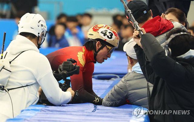 8일 중국 하얼빈 헤이룽장 빙상훈련센터 다목적홀에서 열린 하얼빈 동계아시안게임 쇼트트랙 남자 500m 결승에서 금메달을 획득한 중국 린샤오쥔(한국명 임효준)이 코치진과 기쁨을 나누고 있다. 연합뉴스