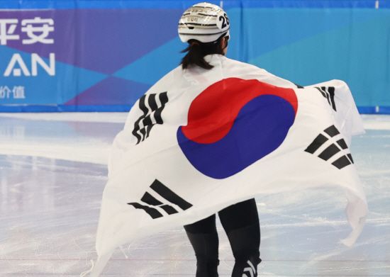 8일 중국 하얼빈 헤이룽장 빙상훈련센터 다목적홀에서 열린 하얼빈 동계아시안게임 쇼트트랙 여자 1500m 결승에서 김길리가 금메달을 따낸 뒤 태극기를 두른 채 세리머니하고 있다. 김길리는 혼성 2000m 계주에 이어 2관왕이 됐다. 연합뉴스