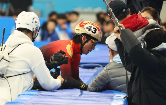 한국 대표였으나 지난 2021년 중국으로 귀화한 린샤오쥔이 8일 중국 하얼빈 헤이룽장 빙상훈련센터 다목적홀에서 열린 2025 하얼빈 동계아시안게임 쇼트트랙 남자 500m 결승에서 우승한 뒤 눈물을 흘리고 있다. 린샤오쥔은 이날 남자 1500m 은메달까지 합쳐 이번 대회 멀티 메달리스트가 됐다. 연합뉴스