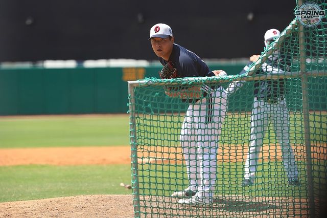 두산 베어스 투수 권휘가 호주 블랙타운 스프링캠프에서 투구 훈련에 임하고 있다. 두산 베어스